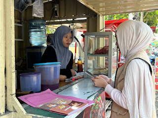 Turun Langsung ke Lapangan, Mahasiswa KKN UNISRI Dorong Digitalisasi UMKM Desa Ngandul Lewat QRIS